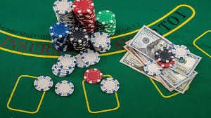 မြန်မာ ကစားသမား မိုဘိုင်းဖုန်းဖြင့် Slot ကစားနေစဉ်